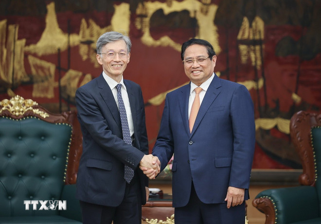 Politburo member and Prime Minister of Vietnam Pham Minh Chinh received Deputy Director General of the International Monetary Fund (IMF) Kenji Okamura. Photo: VNA