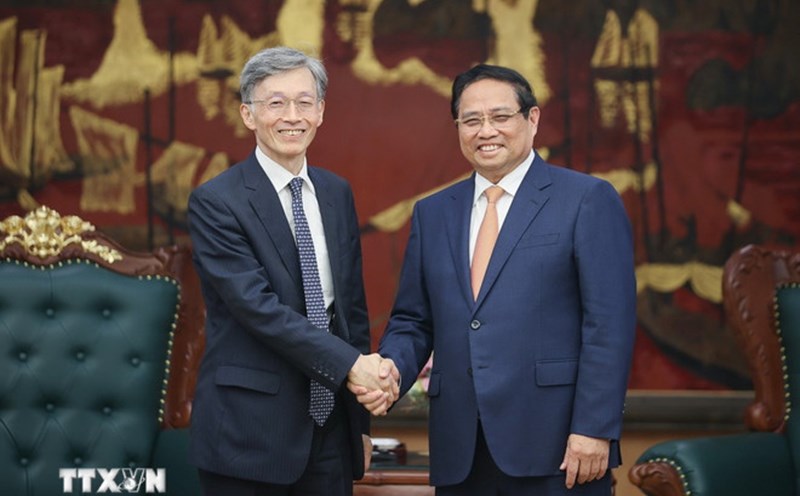 Politburo member and Prime Minister of Vietnam Pham Minh Chinh received Deputy Director General of the International Monetary Fund (IMF) Kenji Okamura. Photo: VNA