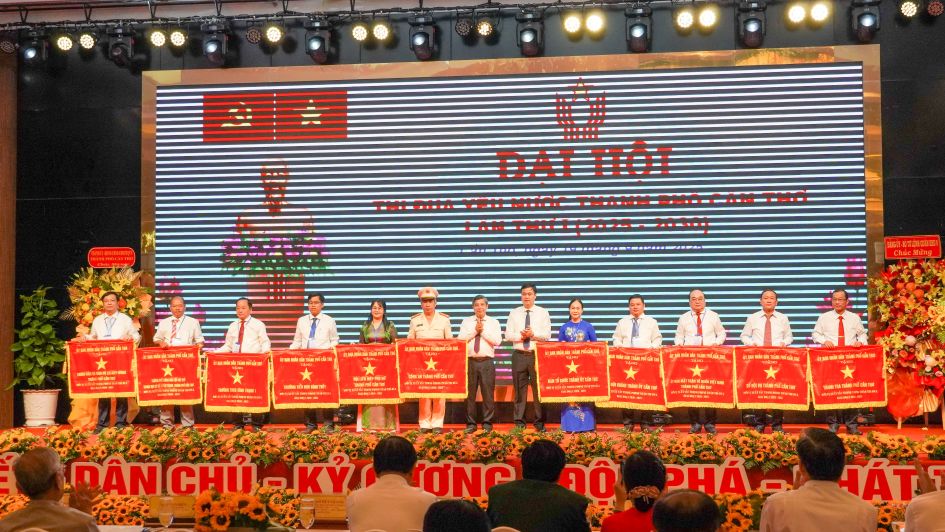 Ong Pham Huy Giang, Uy vien thuong truc Hoi dong Thi dua - Khen thuong Trung uong, Truong ban Ban Thi dua - Khen thuong Trung uong va ong Dong Van Thanh - Pho Bi thu Thuong truc Thanh uy, Chu tich HDND TP Can Tho tang Co thi dua, cua Uy ban nhan dan thanh pho, cho 11 tap the, da co thanh tich tieu bieu xuat sac, trong phong trao thi dua yeu nuoc giai doan 2020 - 2025. Anh: Phuong Anh