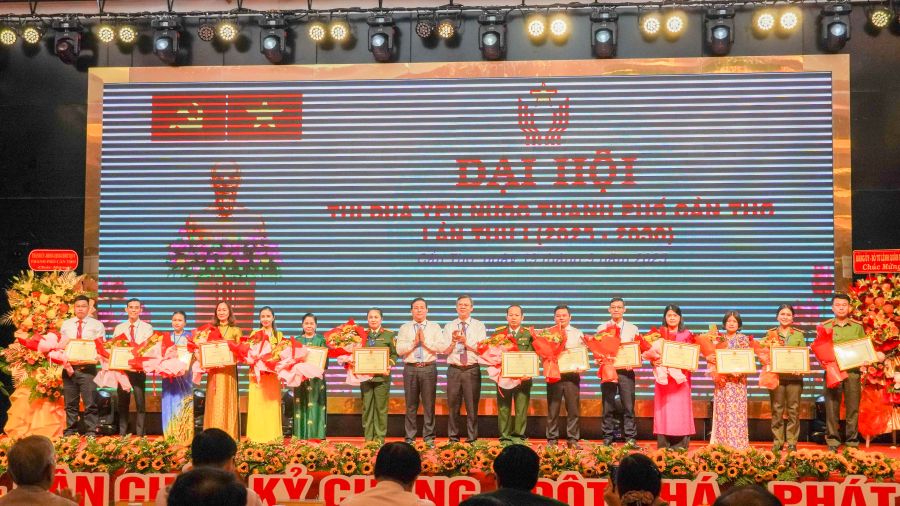 Lanh dao Thanh uy tang bang khen cho cac ca nhan da co thanh tich trong phong trao thi dua yeu nuoc cua thanh pho Can Tho giai doan 2020 - 2025. Anh: Phuong Anh