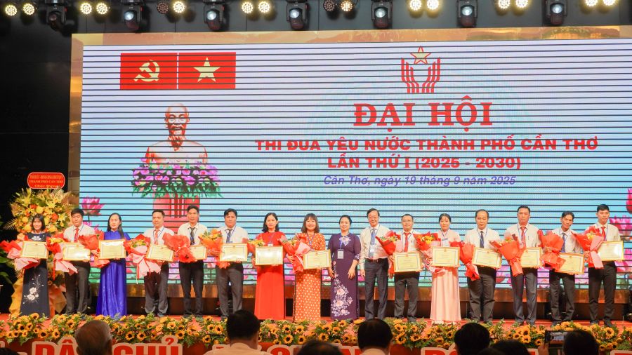 Lanh dao Thanh uy tang bang khen cho cac ca nhan da co thanh tich trong phong trao thi dua yeu nuoc cua thanh pho Can Tho giai doan 2020 - 2025. Anh: Phuong Anh