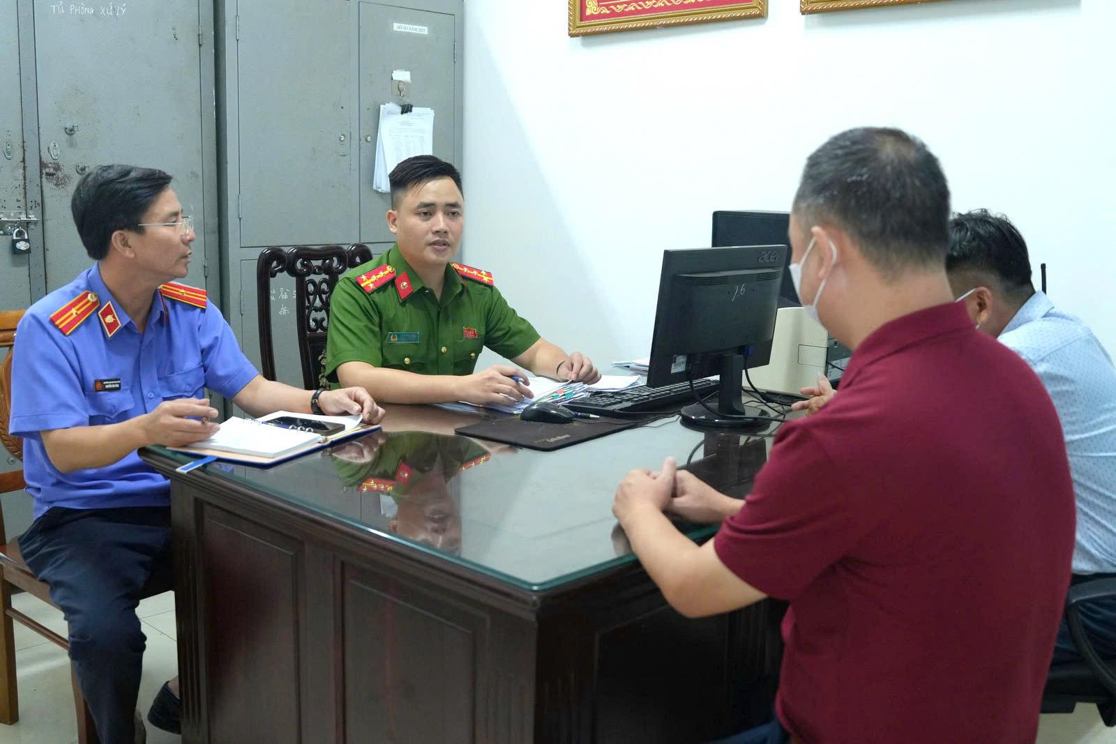 Cơ quan chức năng Nghệ An lấy lời khai các đối tượng bị khởi tố. Ảnh: Ngọc Anh