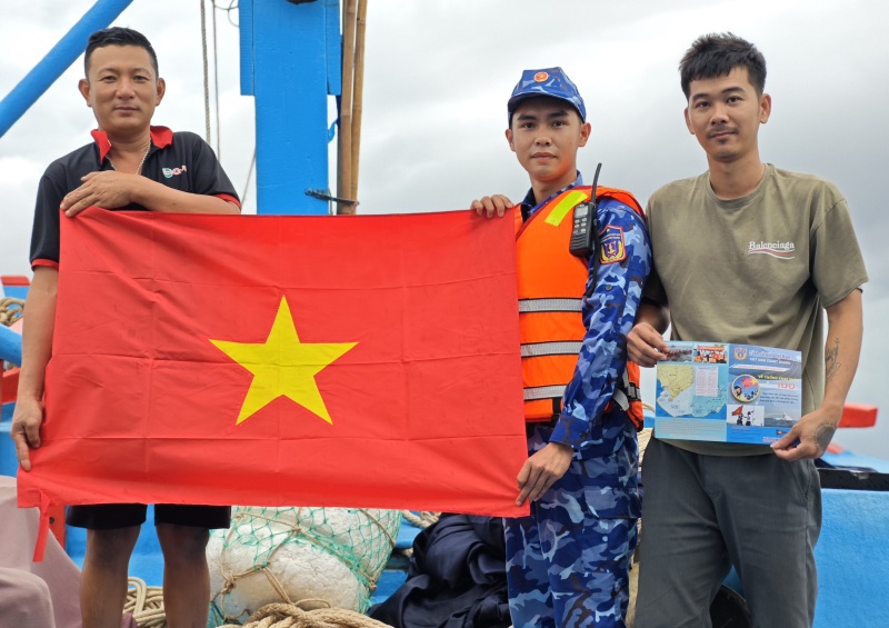Nghiep doan Nghe ca phoi hop voi Canh sat bien Da Nang tuyen truyen chu quyen bien dao cho ngu dan. Anh: Tuan Anh