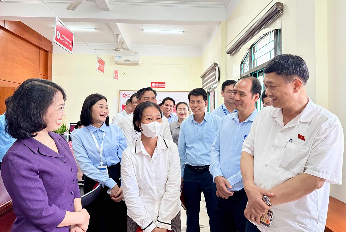 Pho Chu tich Quoc hoi cung doan cong tac tro chuyen voi nguoi dan xa Luc Hon. Anh: Cong TTDT Quang Ninh