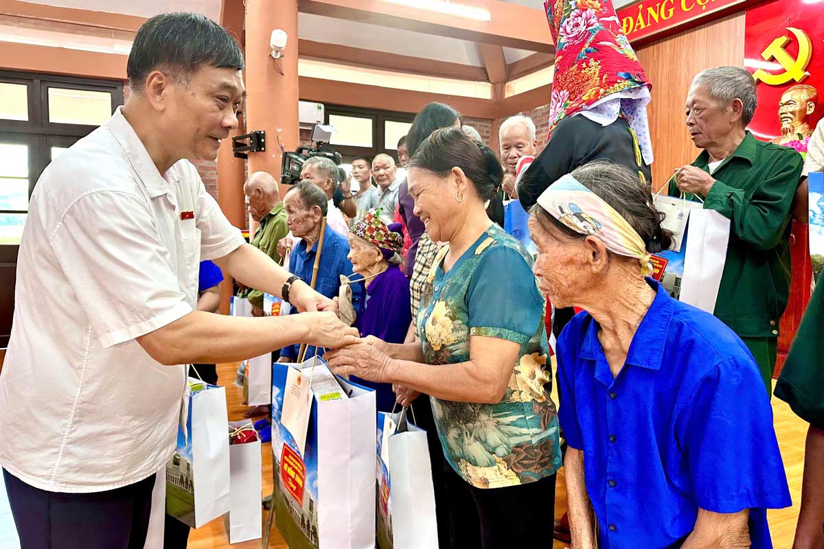 부홍탄 국회 부의장이 룩혼사 지역의 정책 대상 가구와 어려운 가구에 선물을 전달하고 있습니다. 사진: 꽝닌 전자 정보 포털
