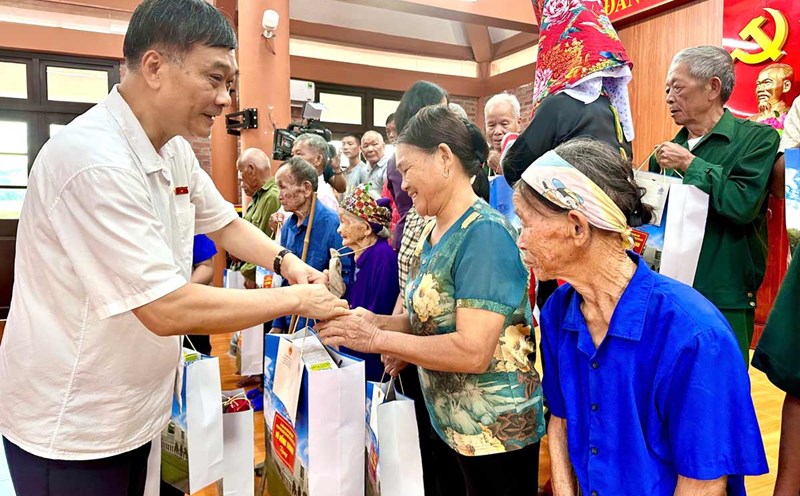 Member of the Party Central Committee, Vice Chairman of the National Assembly Vu Hong Thanh presented gifts to policy households and disadvantaged households in Luc Hon commune. Photo: Quang Ninh Portal
