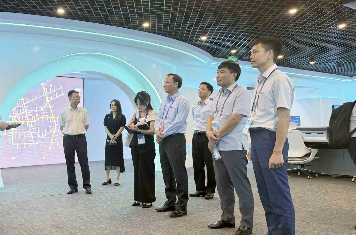 BAC NINH PONECIAL'S PEOPLES'S COMMITETE PHAM VAN THINHの副議長とBAC NINH州の作業代表団は、NAM NINH URBAN RAILWAY CO.、LTDを訪問します。写真：NGOC SON