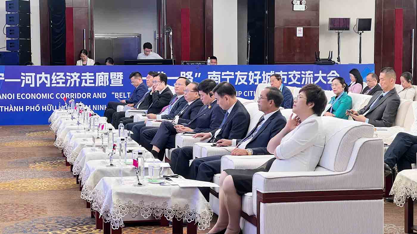 Pho Chu tich UBND tinh Pham Van Thinh (thu 4 tu trai sang phai) va Doan cong tac tinh Bac Ninh du Hoi nghi Giao luu Thanh pho Huu nghi Nam Ninh - Hanh lang Kinh te Nam Ninh - Ha Noi 2025.  