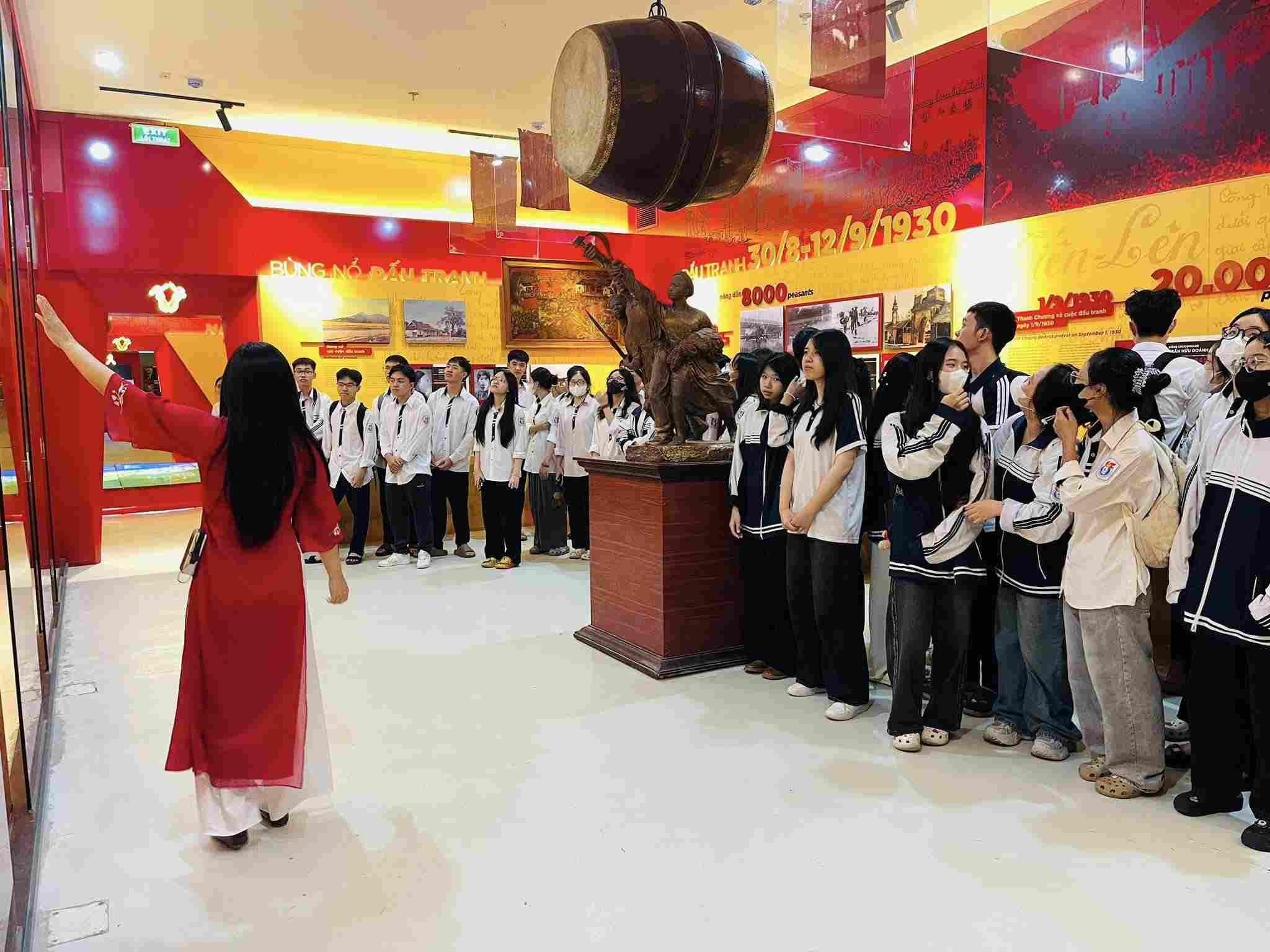 Huynh Thuc Khang高校の生徒が Nghe Tinh ソビエト連邦博物館を見学。写真:Ngoc Anh