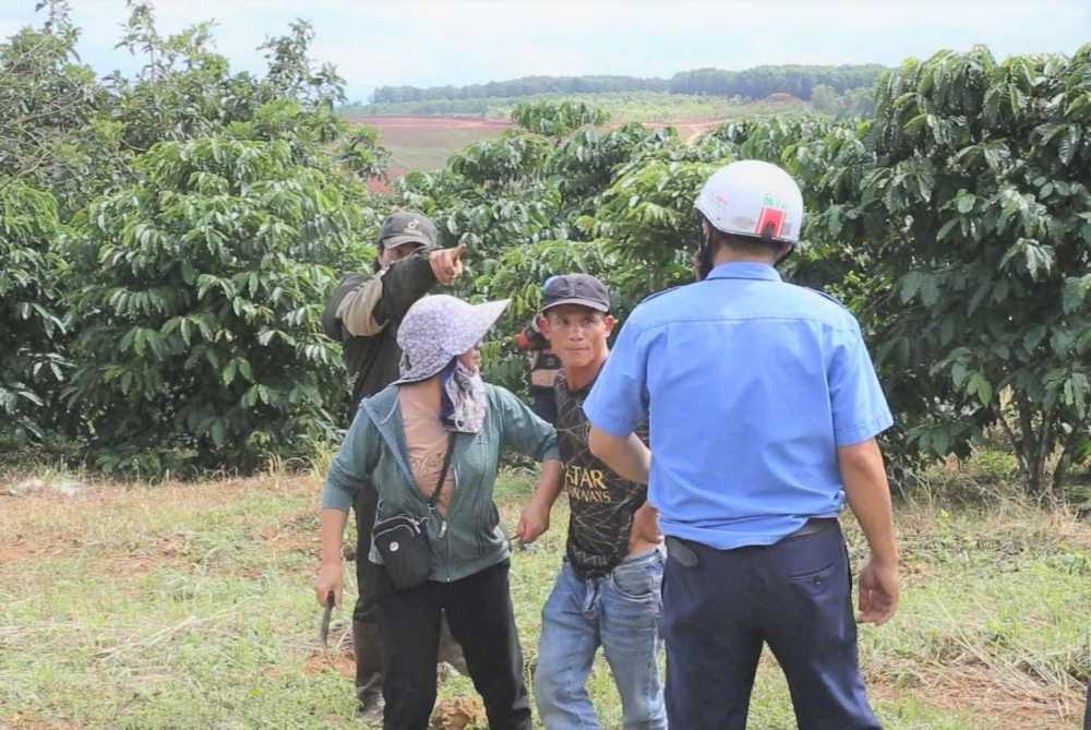 Phan Trong Cuong (nguoi ro mat) bi khoi to ve toi “Gay roi trat tu cong cong“. Anh: Cong an cung cap