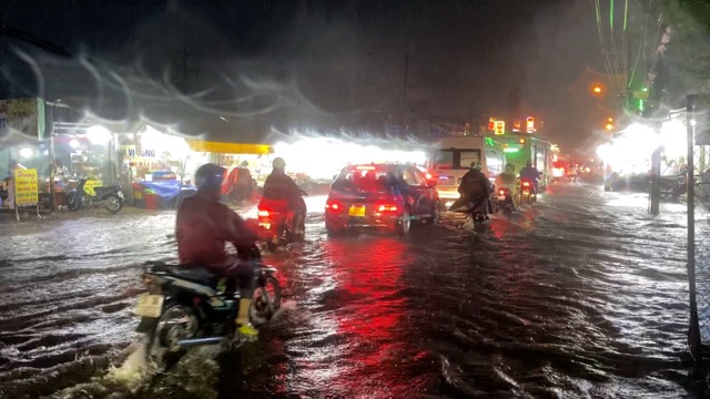 Heavy rain from the evening causes many streets in Ho Chi Minh City to be deeply flooded