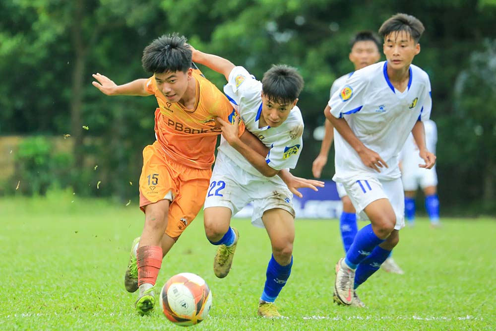 U17 Song Lam Nghe An (white shirt) entered the quarter-finals of the National U17 tournament - Thai Son Nam Cup 2025. Photo: VFF