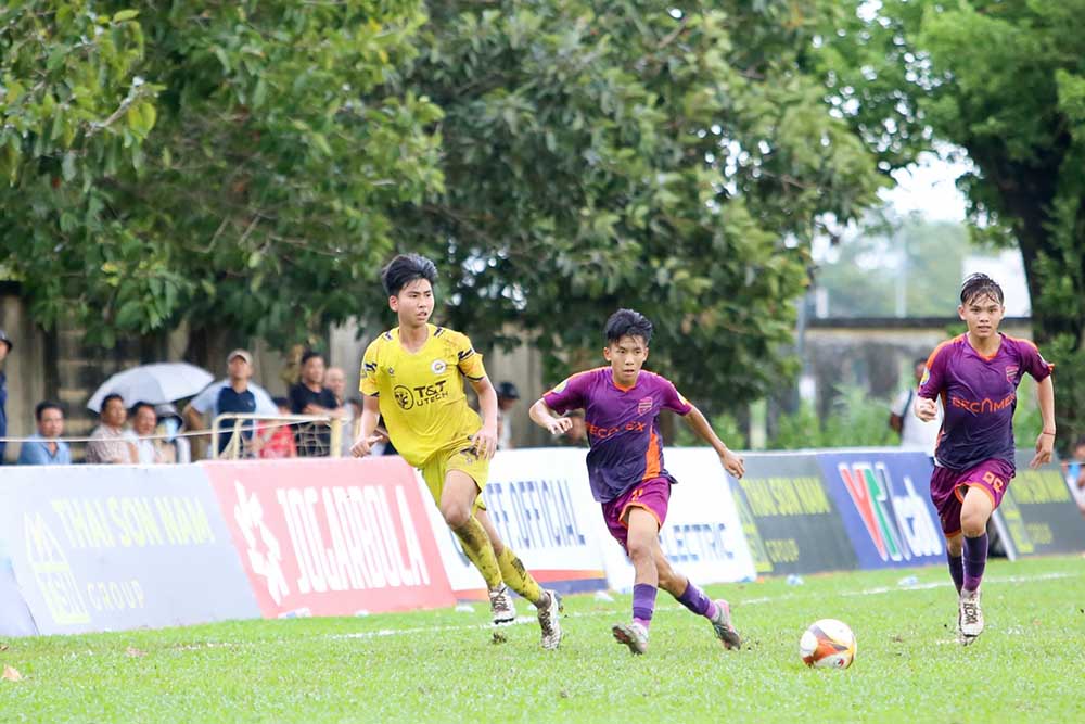 U17 Ha Noi thi dau ap dao truoc U17 Becamex TPHCM. Anh: VFF