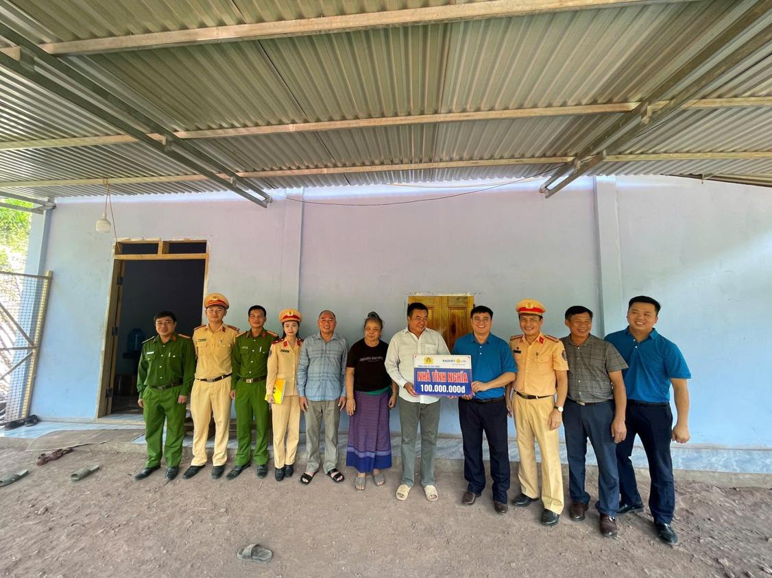 The Traffic Police Department of Nghe An Province Police handed over the gratitude house to Mr. Lo Van Hung's family (Xop Tu village, My Ly commune). Photo: Ngoc Anh