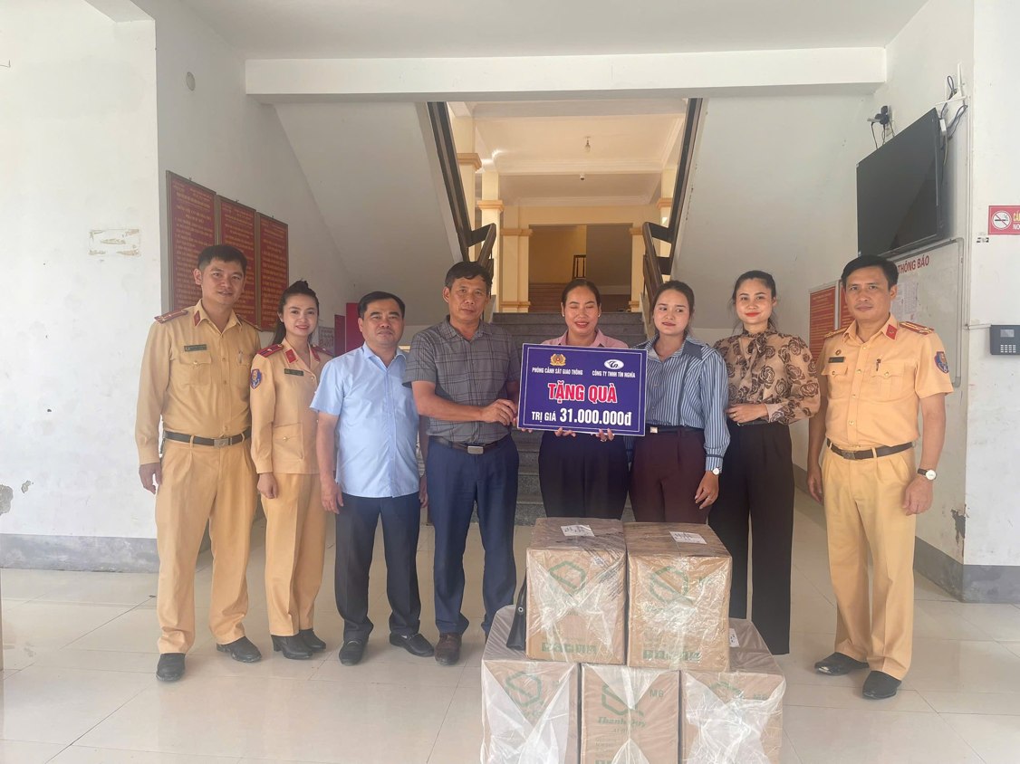 Phong CSGT phoi hop voi Cong ty TNHH Tin Nghia qua cho Truong Mam non Tay Son (xa Muong Xen). Anh: Ngoc Anh