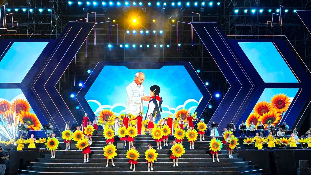 다낭시 제1차 시당 대회 기념 예술의 밤 개최. 사진: Tran Thi