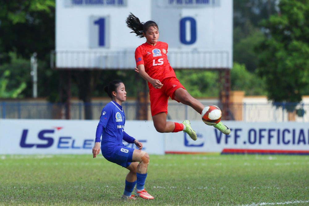 Ho Chi Minh City I (in that shirt) lost the top spot in the National Women's Football Championship - Thai Son Bac Cup 2025 after losing to Vietnam Coal and Minerals. Photo: VFF