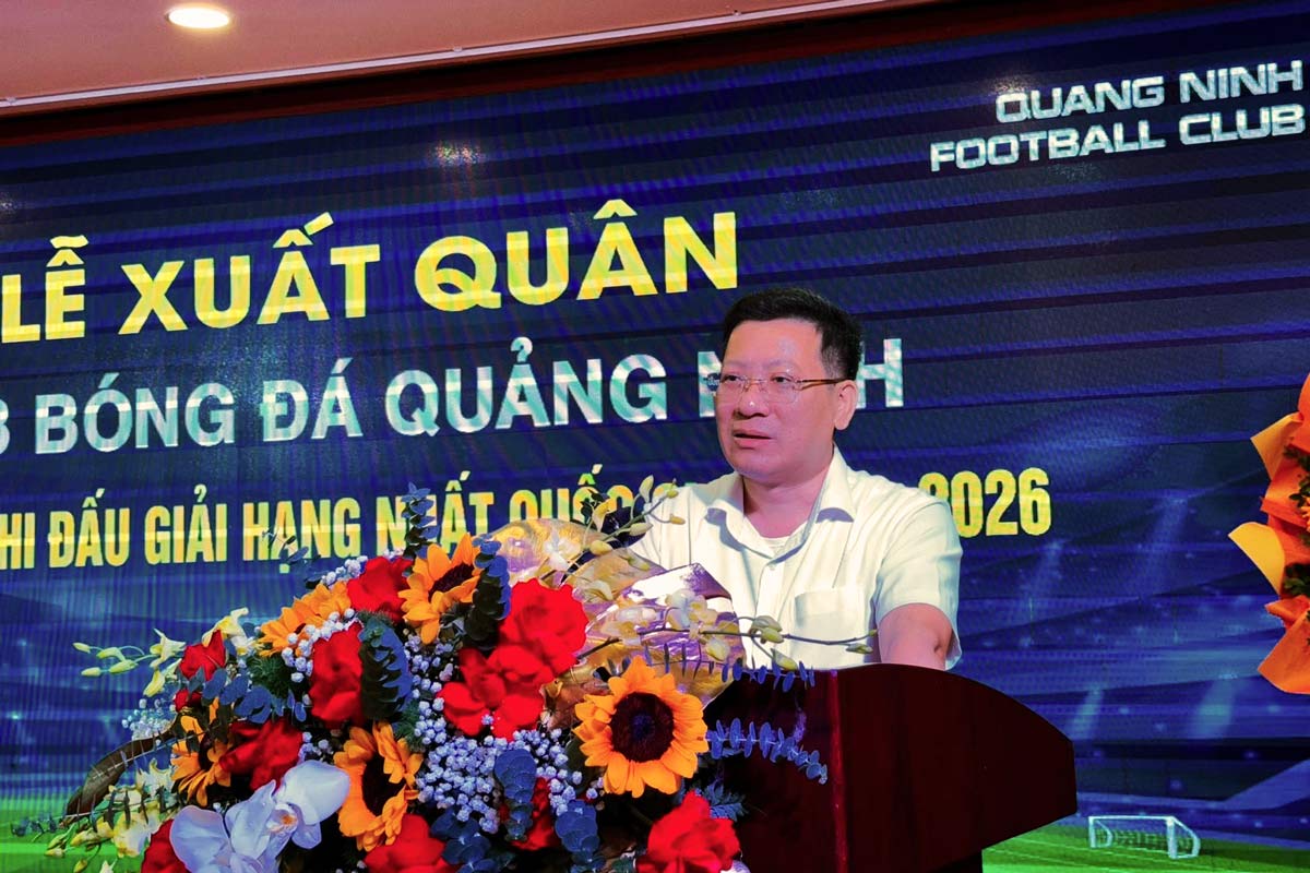 Ong Nguyen Viet Dung, Giam doc So VHTT&DL tinh thay mat lanh dao tinh Quang Ninh phat bieu dong vien Cau lac bo Bong da Quang Ninh. Anh: Thanh Tung