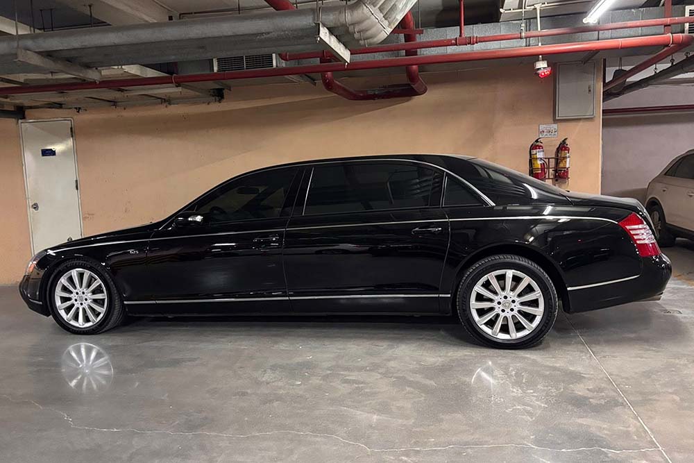 하노이 쇼핑 센터의 주차장에 등장한 희귀한 초호화 마이바흐 62S. 사진: 쩐득퐁