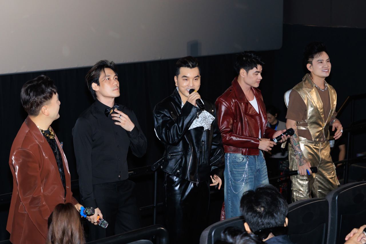 Ung Hoang Phuc and the artists shared at the event. Photo: Provided by the artist