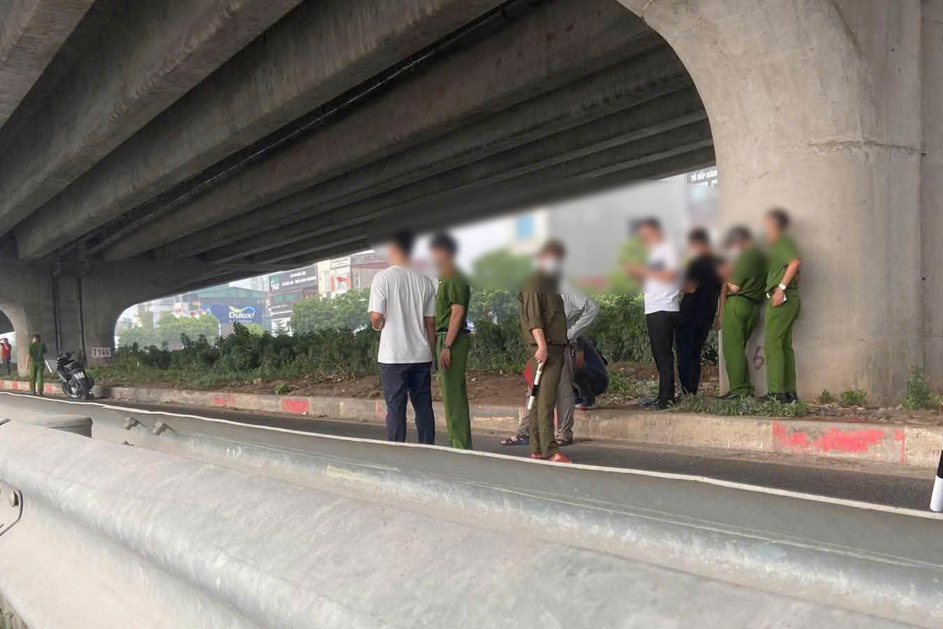 被害者の遺体は、Nguyen Xien通り(ハノイ)の分離帯で発見されました。写真:S.Lam