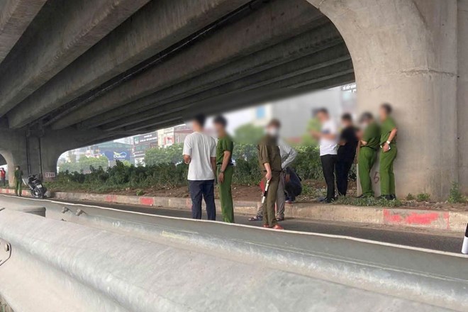Phát hiện thi thể đang phân hủy ở dải phân cách đường Nguyễn Xiển