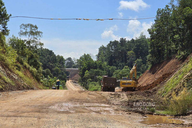 The progress of a series of hundred-billion-dong projects in Cao Bang is being urged. Photo: Tan Van