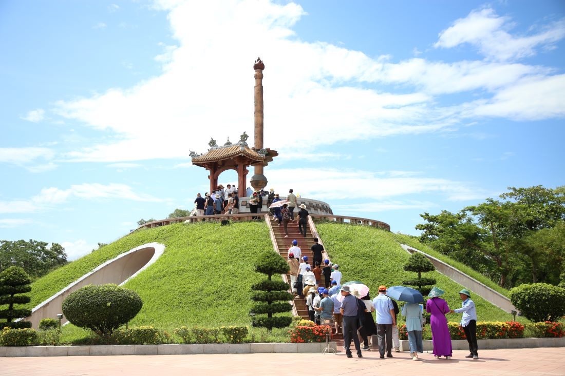 Du khach den dang huong o Thanh co Quang Tri. Anh: Hung Tho