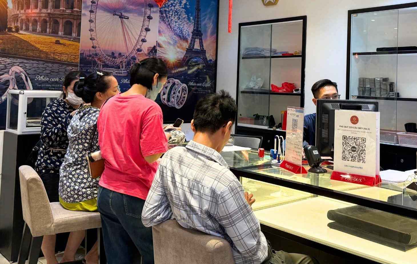 Ngay 18.9, nhieu nguoi den cua hang vang bac da quy tai Ha Noi de mua bac. Anh: Phuong Anh 