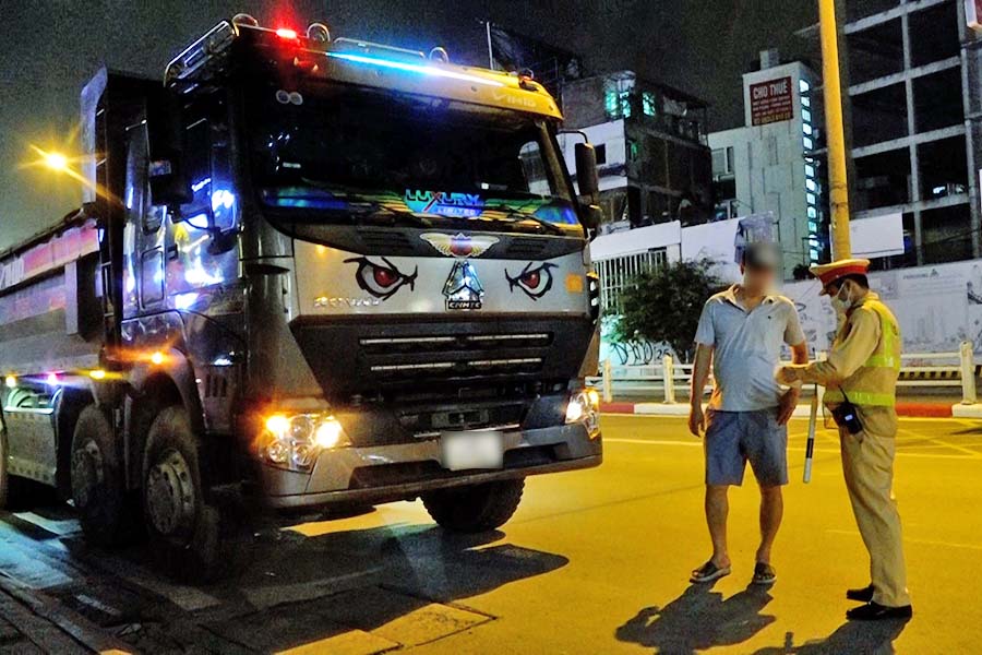 Overloaded vehicles, rocks and soil are blocked overnight