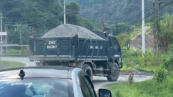 Nhà cửa nứt toác, môi trường ô nhiễm vì sống gần mỏ đá Hưng Phát