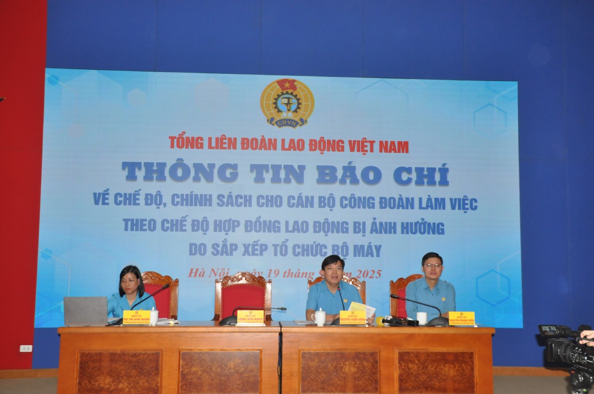 Mr. Nguyen Xuan Hung - Vice President of the Vietnam General Confederation of Labor (middle) exchanged information on policies for trade union officials working under labor contracts affected by the organizational arrangement. Photo: Bao Han