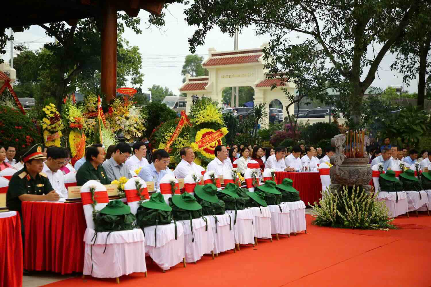 Cac dai bieu tham gia le khanh thanh Ben pha Long Dai. Anh: Cong Sang.
