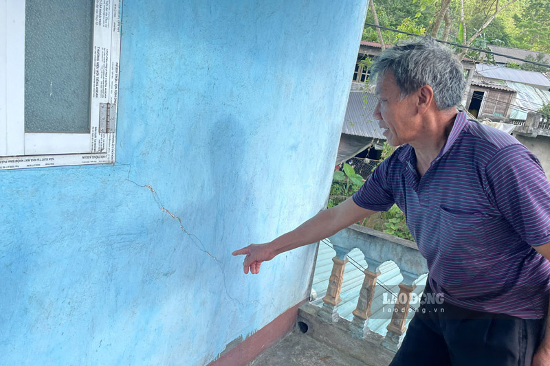 Người dân cho rằng việc nhà cửa bị nứt là do mỏ đá nổ mìn. Ảnh: Đinh Đại