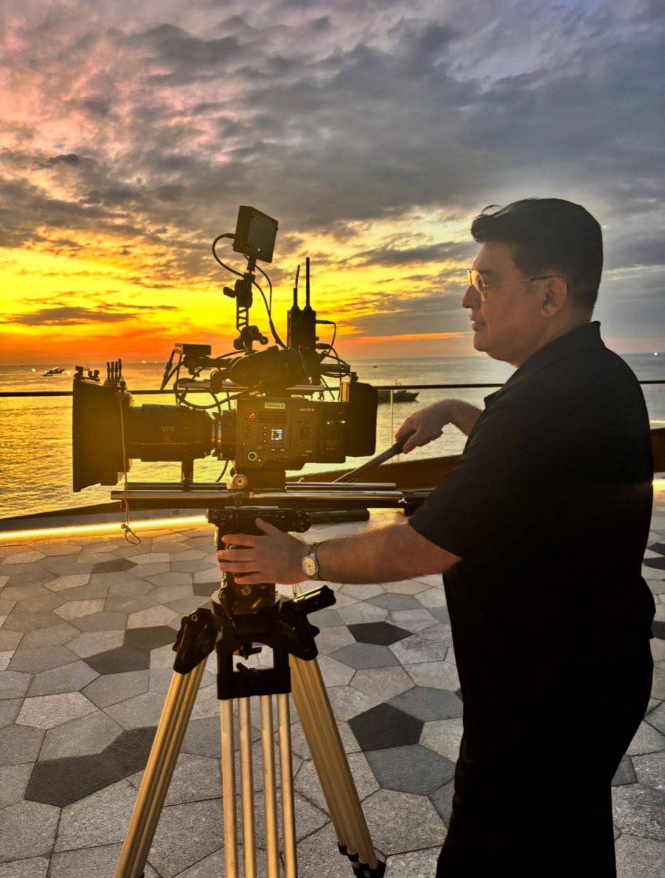 Bollywood producer Rahul Bali behind the scenes of the film project Love in Vietnam filmed in Phu Quoc. Photo: Character provided