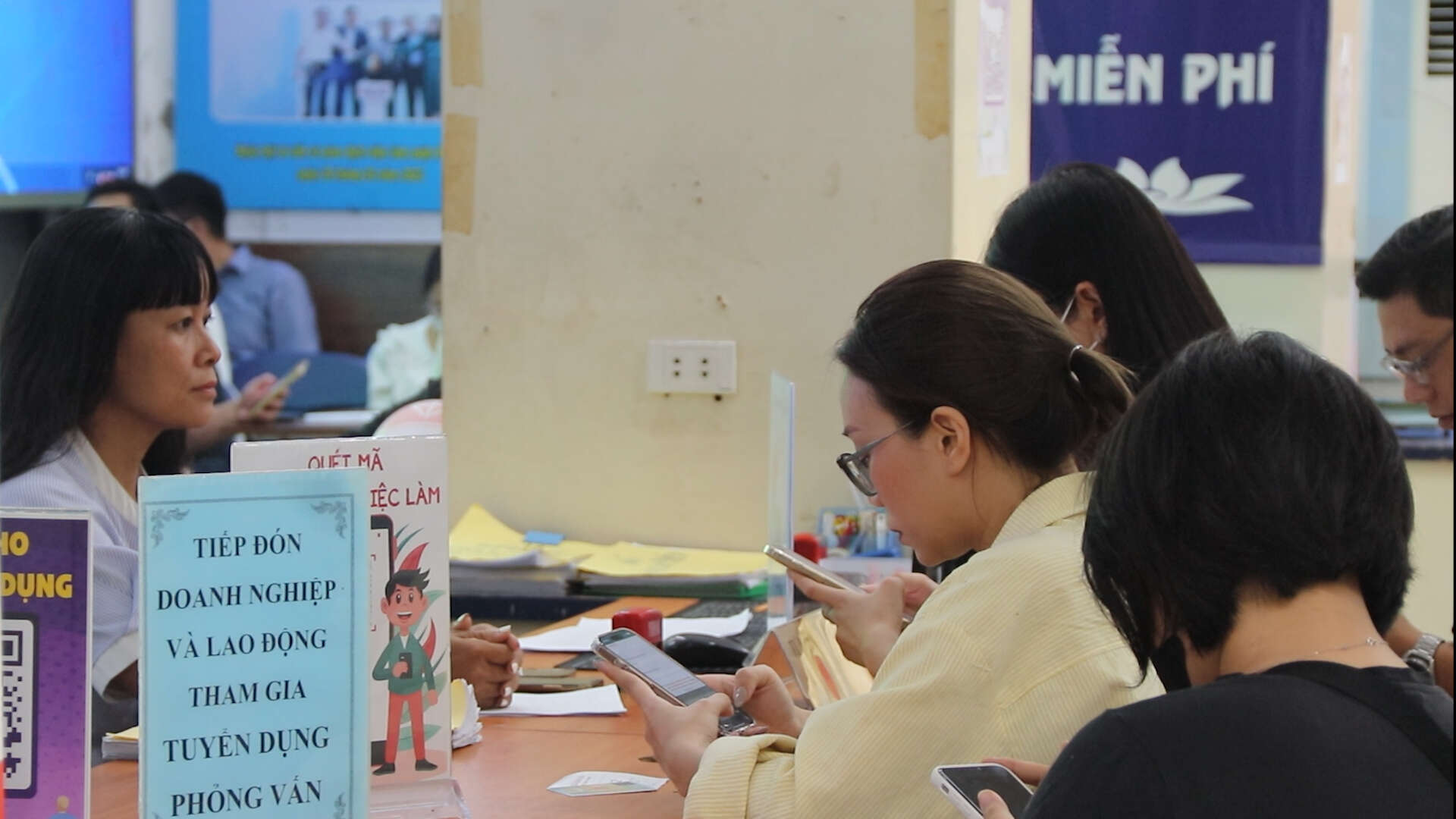 Competitive job market encourages young workers to find part-time to accumulate experience