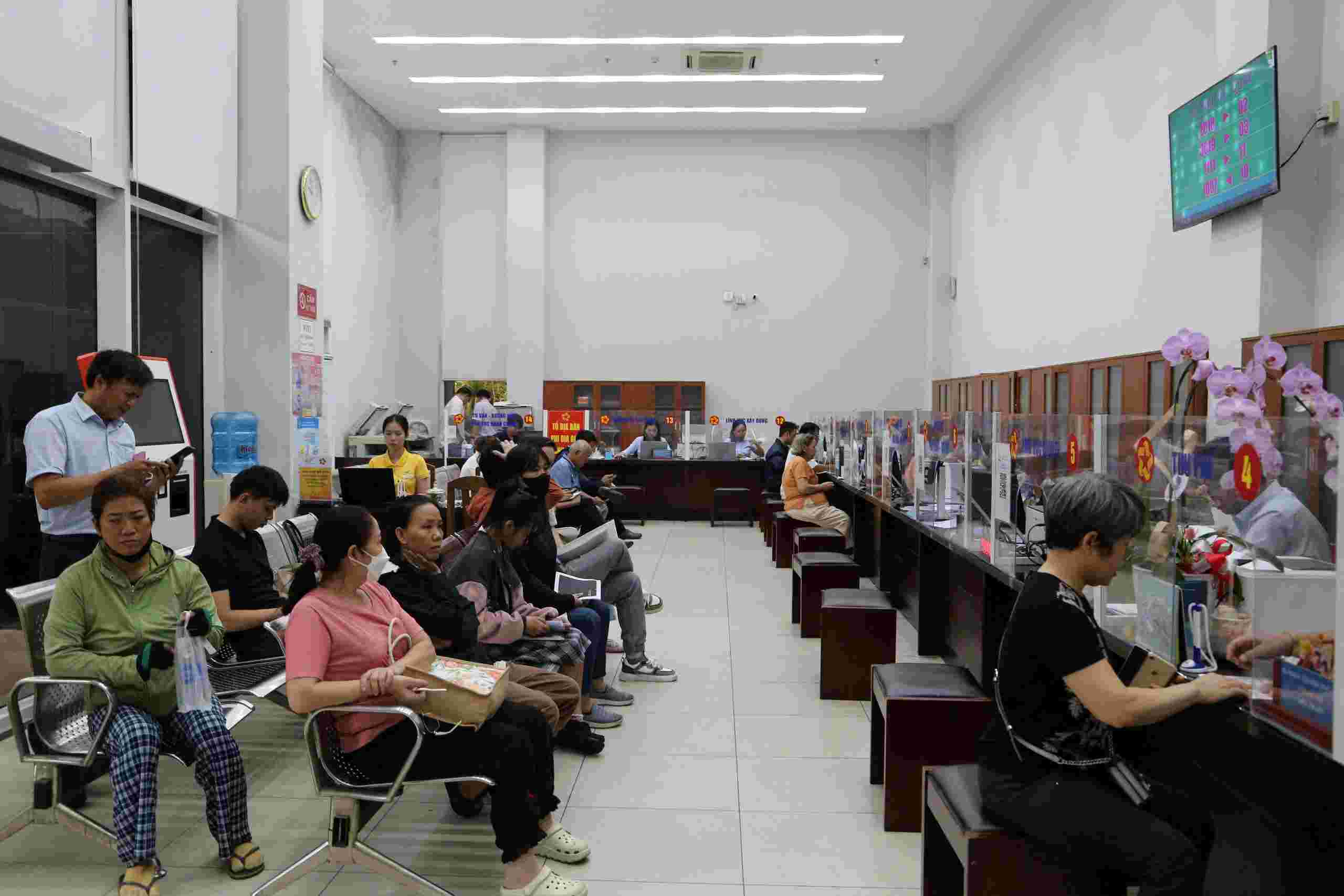 호치민시의 새로운 구역은 온라인 공공 서비스를 시민들에게 더 가까이 가져가기 위해 항상 노력하고 있습니다. 사진: 민땀