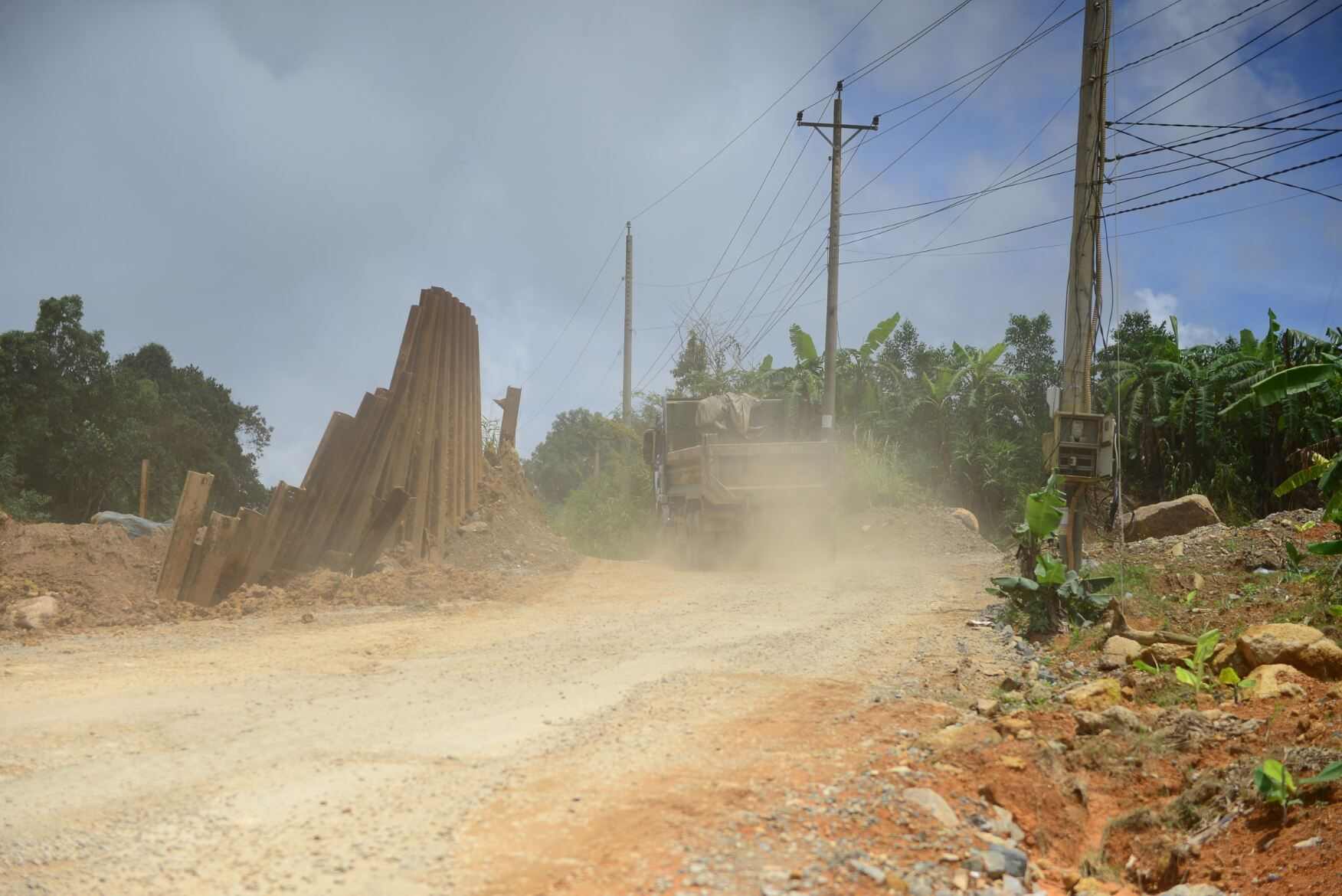 Phuong tien giao thong di chuyen trong bui bam. Anh: Lam Hong