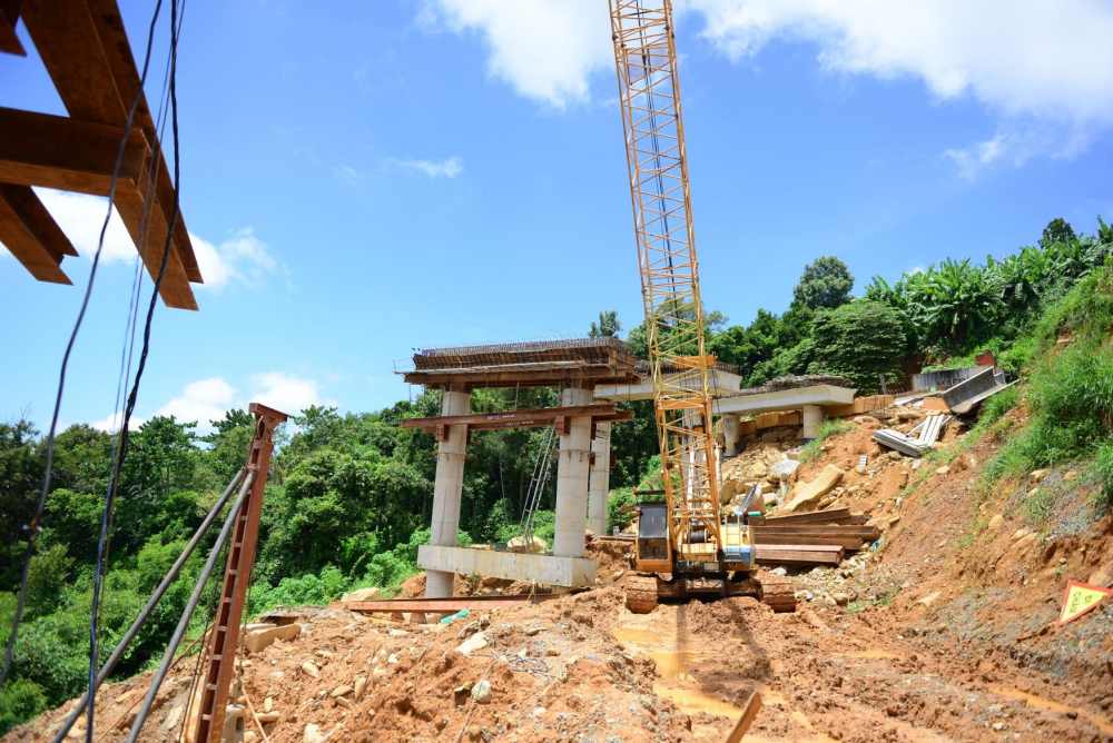 Thoi gian thi cong keo dai anh huong den cuoc song cua nguoi dan dia phuong va cac phuong tien giao thong tren duong. Anh: Lam Hong