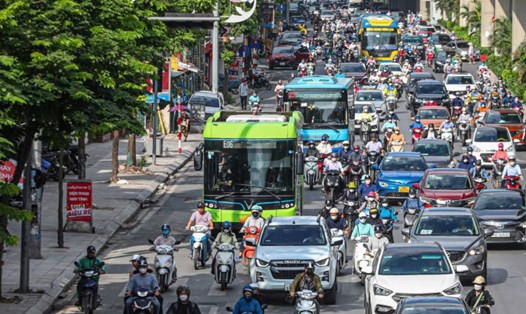Tại các thành phố lớn, giao thông là một trong những nguồn phát thải lớn gây ô nhiễm. Ảnh: Xuyên Đông