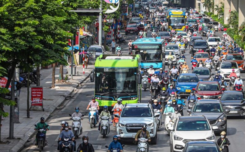 In big cities, transportation is one of the major sources of pollution emissions. Photo: Xuyen Dong