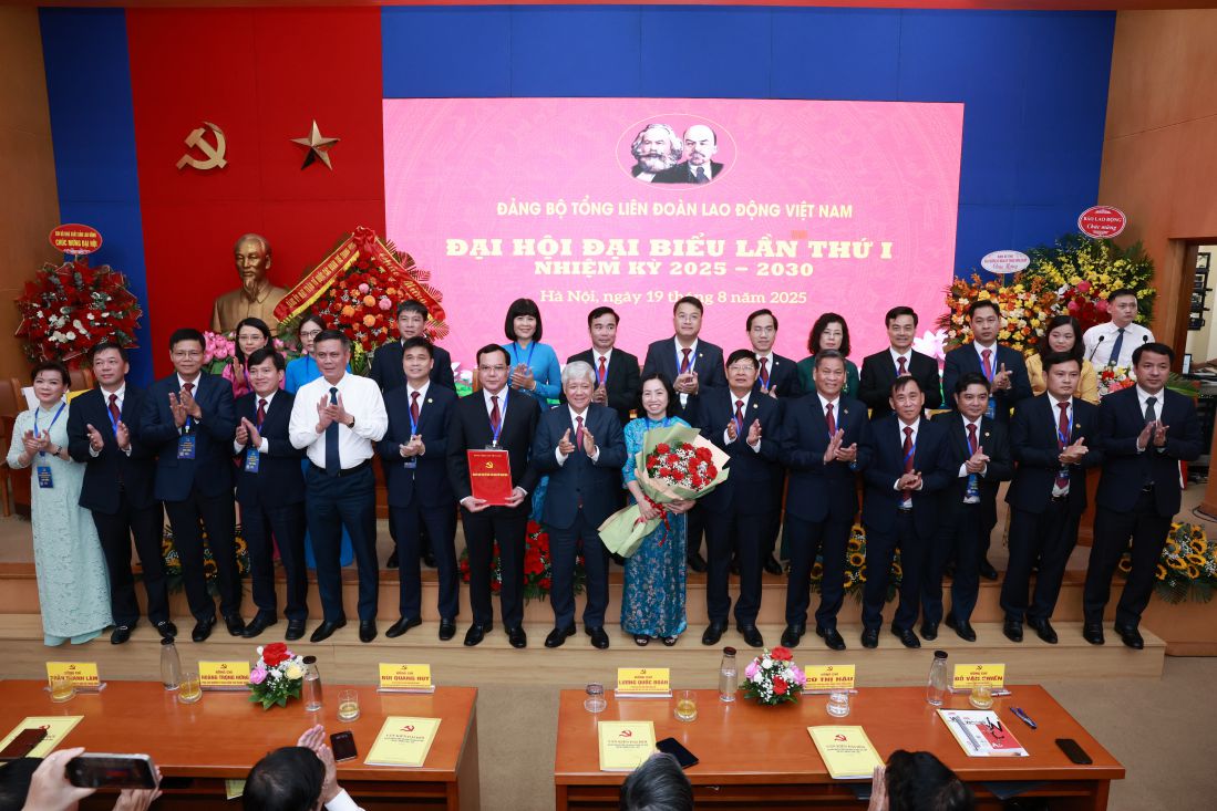 Member of the Politburo, Secretary of the Party Central Committee, Secretary of the Party Committee of the Vietnam Fatherland Front, Central organizations, Chairman of the Central Committee of the Vietnam Fatherland Front Do Van Chien congratulated the Party Executive Committee of the Vietnam General Confederation of Labor, term I, 2025-2030. Photo: Hai Nguyen