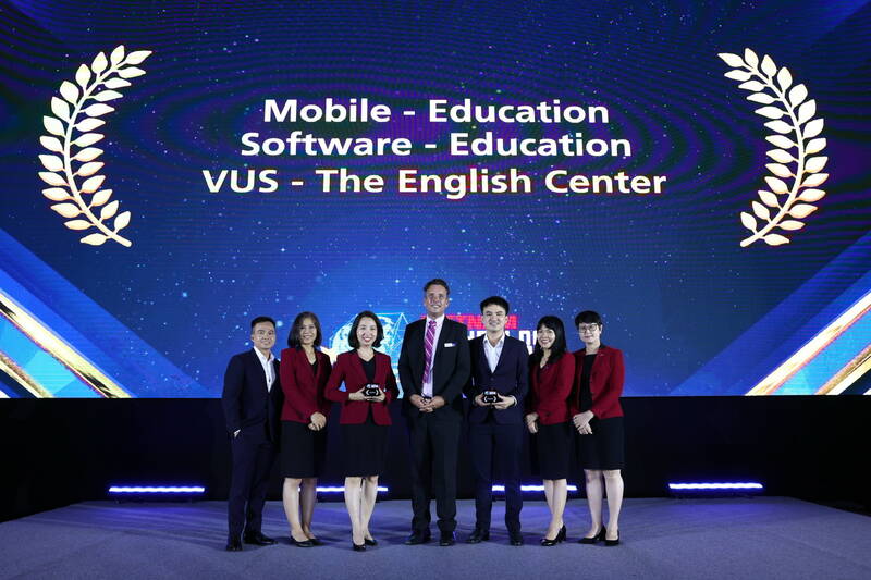 Ms. Le Quang Thuc Quynh - General Director of VUS - representative received the pair of awards for the OVI application ecosystem.