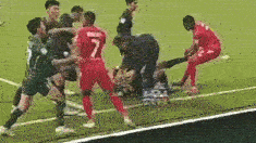 The fight between Hanoi Police and Beijing Guoan occurred near the end of the second half. Source: Cut from video