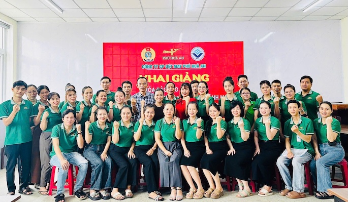 Workers participate in training courses to improve labor productivity in the garment industry. Photo: Thu Thuy