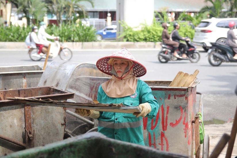Les ouvriers de l'environnement collectent les dechets dans les rues. Photo : Hoang Xuyen