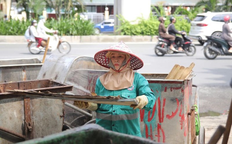 Environmental workers collect garbage on the streets. Photo: Hoang Xuyen