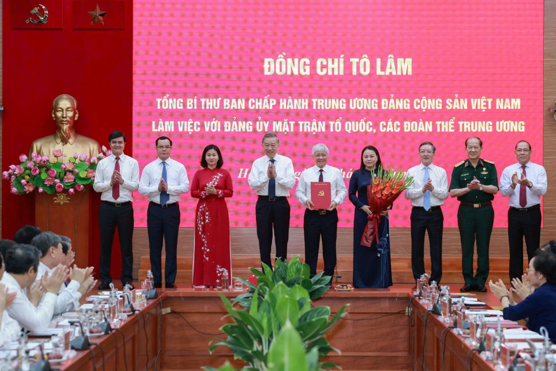 General Secretary To Lam worked with the Party Committee of the Fatherland Front, Central organizations, and presented the Decision on the functions, tasks, and organizational structure of the Central Committee of the Vietnam Fatherland Front on June 23, 2025. Photo: Hai Nguyen