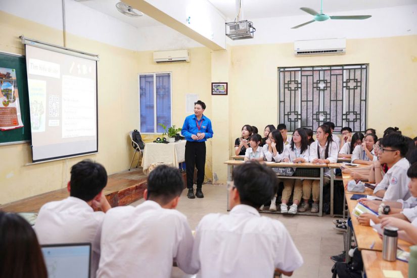 Young teacher Nguyen Huu Quyet with his teaching model from recycled materials. Photo: Character provided