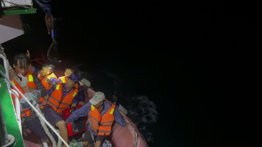 Coast Guard 4 rescued 4 fishermen whose boat sank and drifted at sea at night. Photo: CSB4 Region Command